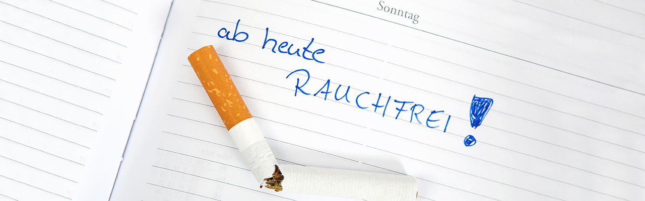 Fotografie eines Kalender-Heftes mit der Notiz “Ab heute rauchfrei” und einer abgeknickten Zigarette darauf - symbolisch für Racherentwöhnung mit COPD